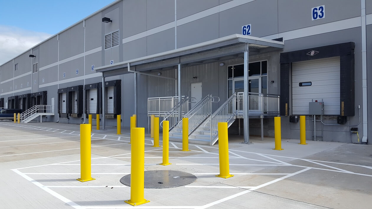 GEODIS Exterior rear entrance and dock doors